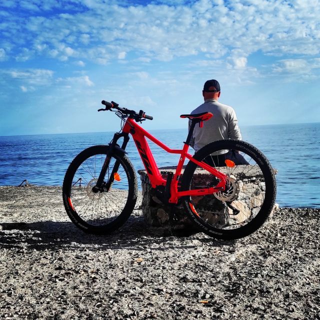 Santorini e-bike guided tours - Starting in Perissa, then crossing the island