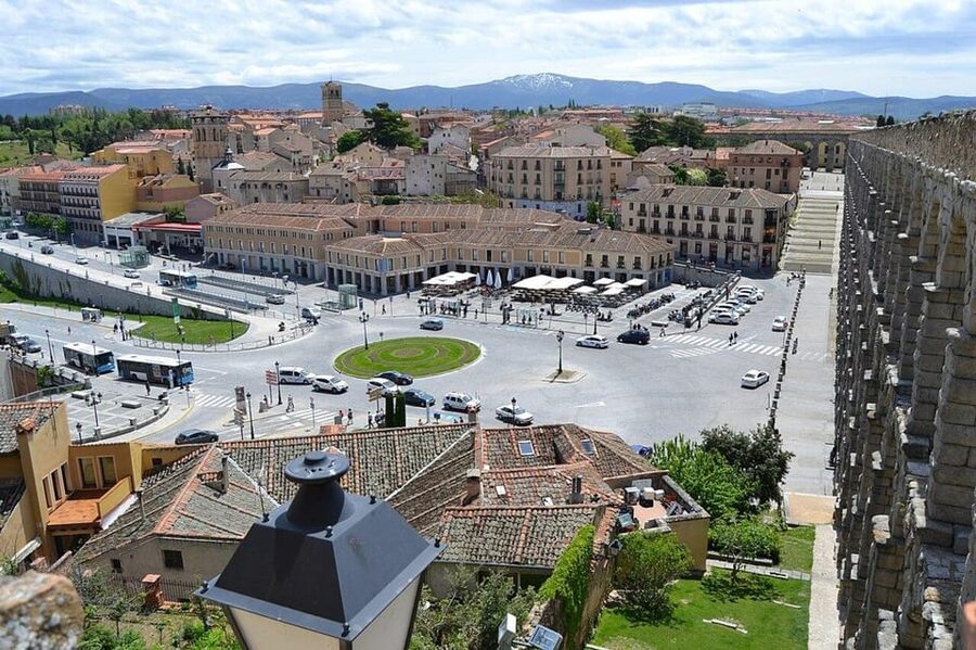 Segovia: guided route on an electric bicycle (ebike) - What the guide adds to the ride