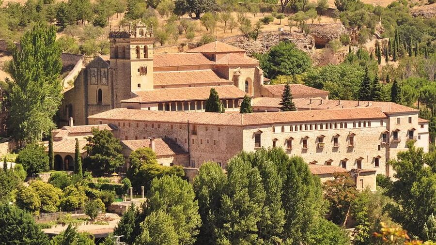 Segovia: guided route on an electric bicycle (ebike) - Entering the Jewish Quarter on foot