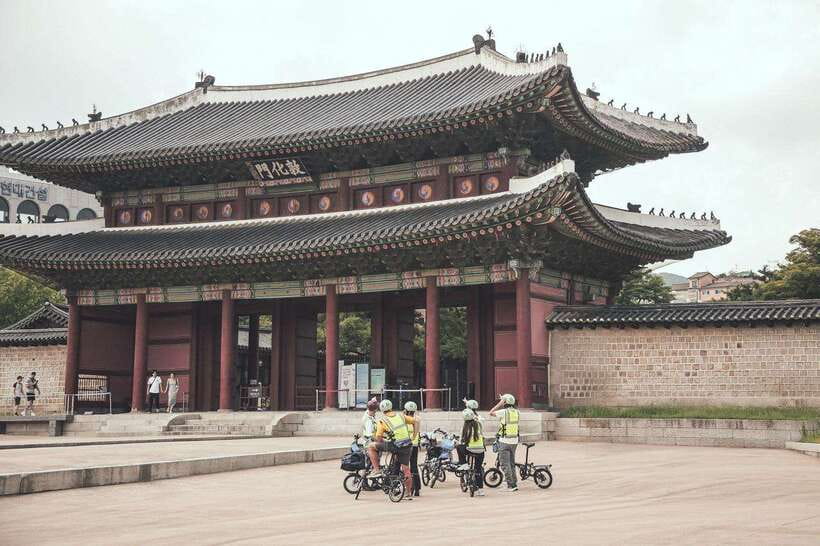 Seoul: Afternoon Ebike tour and "Happy Hour" food and drinks - Ikseondong’s old lanes and sweet stop