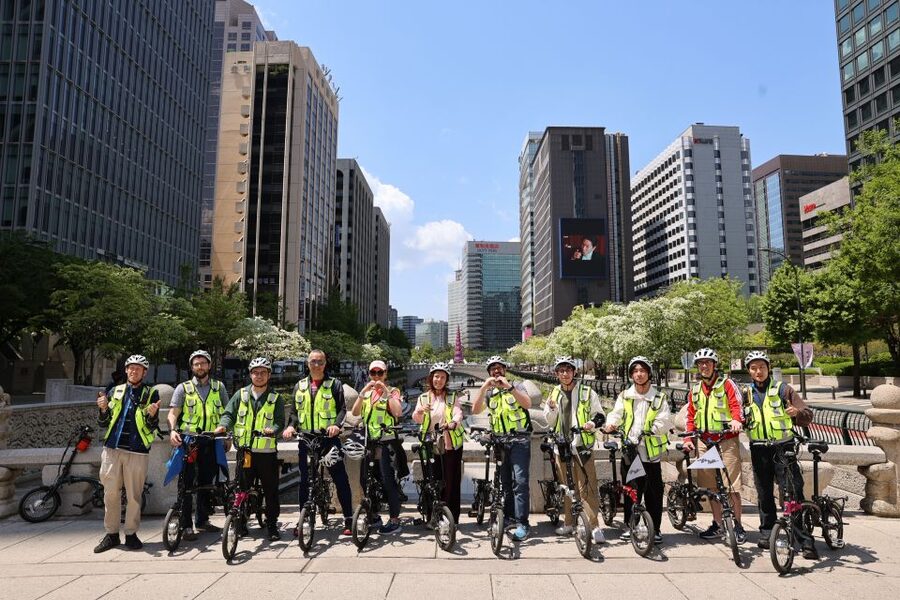 Seoul: City Highlights eBike Tour - The Blue House and Bukchon’s hilltop lanes
