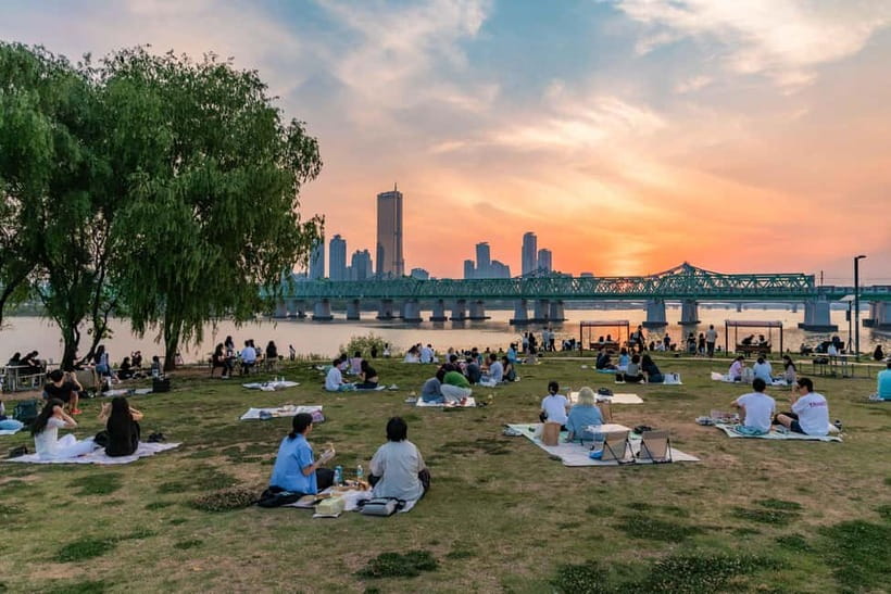 Seoul: Han River Sunset Bike Tour with Rainbow Fountain Show - Crossing Jamsu Bridge after dark