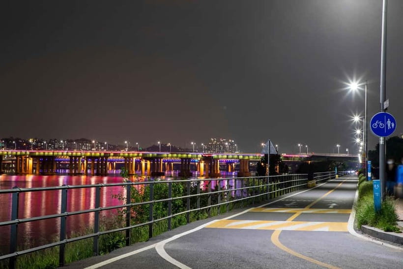 Seoul: Han River Sunset Bike Tour with Rainbow Fountain Show - Ramyeon by the Han River