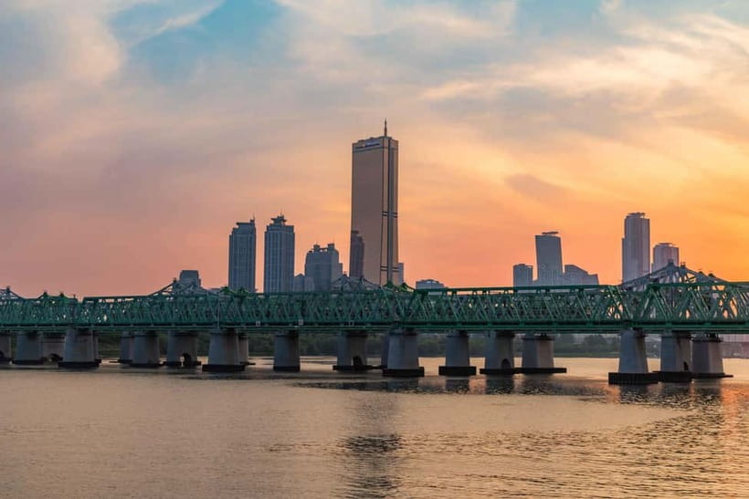 Seoul: Han River Sunset Bike Tour with Rainbow Fountain Show - Starting at Yeouido Hangang Park