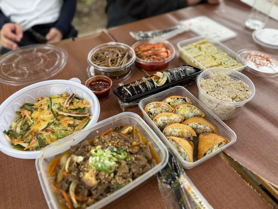 Seoul: Urban Nature Bike Tour along Han River - A local market and an optional Han River picnic