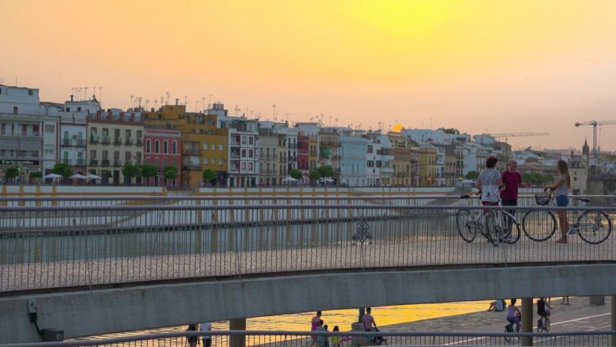 Seville: Guided Sunset Bike Tour - The Cathedral, Alcázar, and the old center