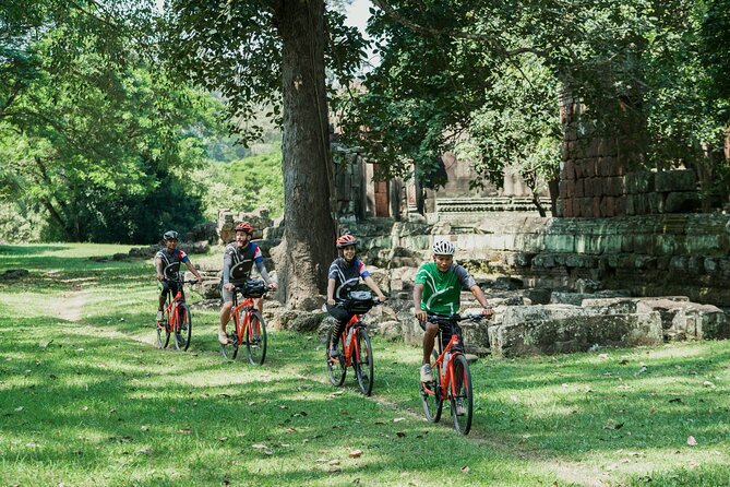Siem Reap: Angkor Wat Sunrise Bike Tour & Jungle Breakfast - The support van is part of the value