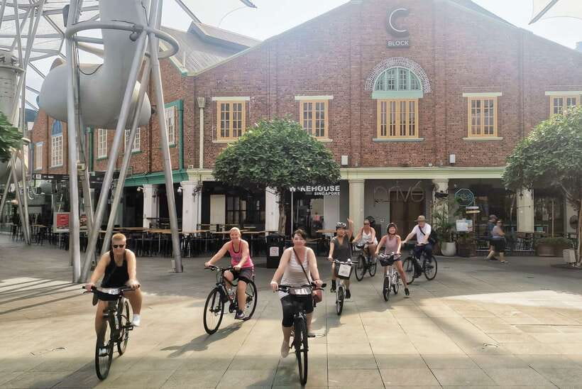 Singapore: Historical Half-Day Bike Tour - The guides make the difference