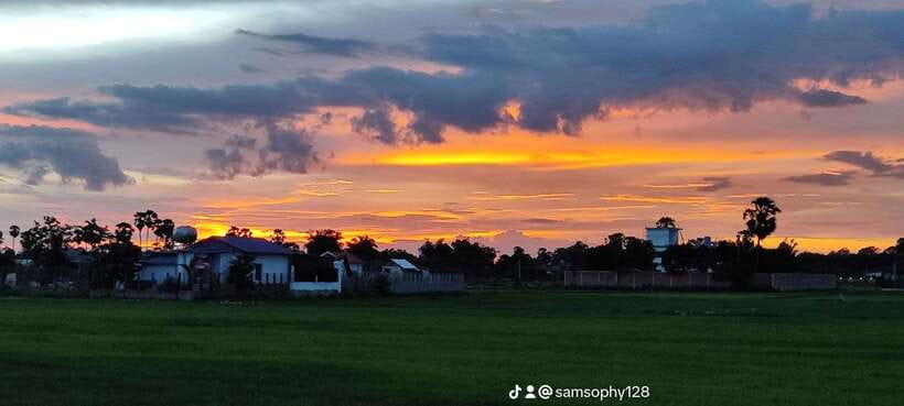 Small Group Countryside Sunset Bike Tours - Meeting village families and seeing rural work
