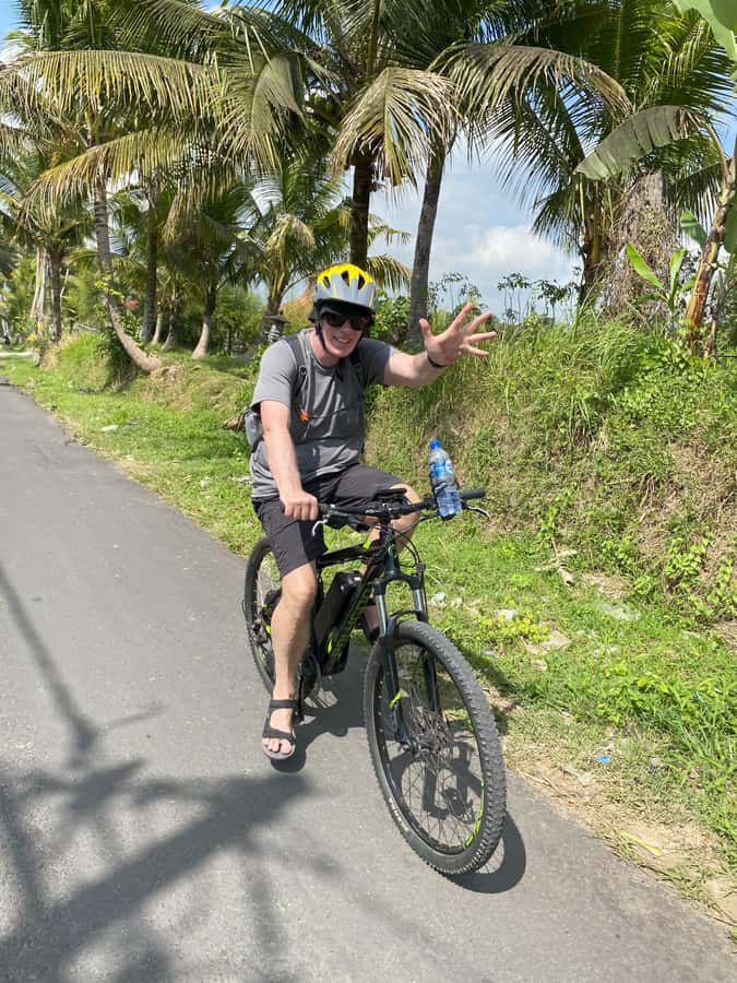 Ubud: Downhill Bike Tour with Rice Fields, Volcano and Meal - A local school and a closer look at daily life
