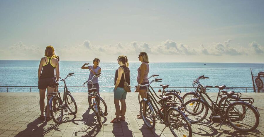 Unusual Barcelona Bike Tour in French - Meeting the guide at Carrer de Guatemala 9
