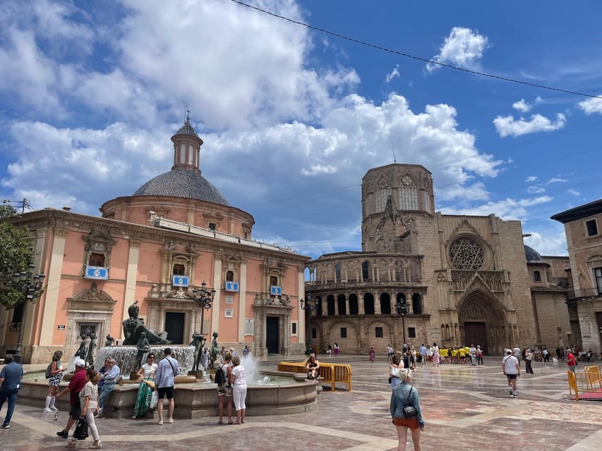 Valencia: Top 25 Highlights Guided Bike Tour - Russafa begins the ride with local color