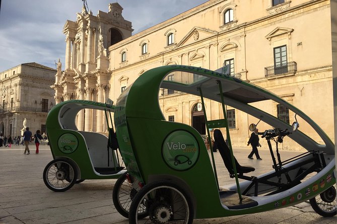 Velobike tour ecologico guidato con soste per visitare i monument - The Duomo, Athena, and the Caravaggio