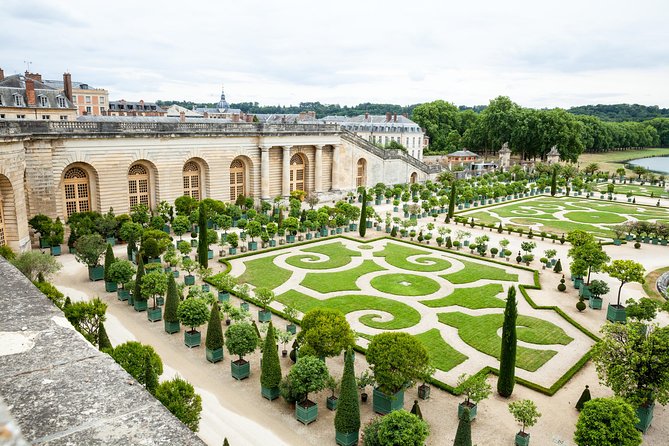 Versailles Full Day Bike Tour with Palace, Gardens, & Picnic - Meeting in Versailles and getting your bike