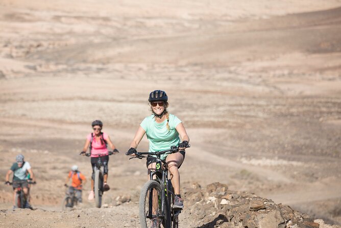 Volcanic Discovery PREMIUM eBike Tour: 35 km - Getting comfortable on the e-bike before leaving Corralejo