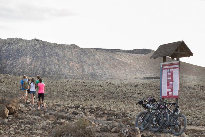 Volcanic Discovery PREMIUM eBike Tour: 35 km - Majanicho and the North Shore pause